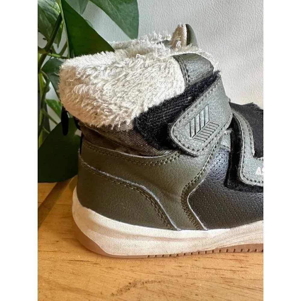 Kid’s size 2.5 fashion sneakers